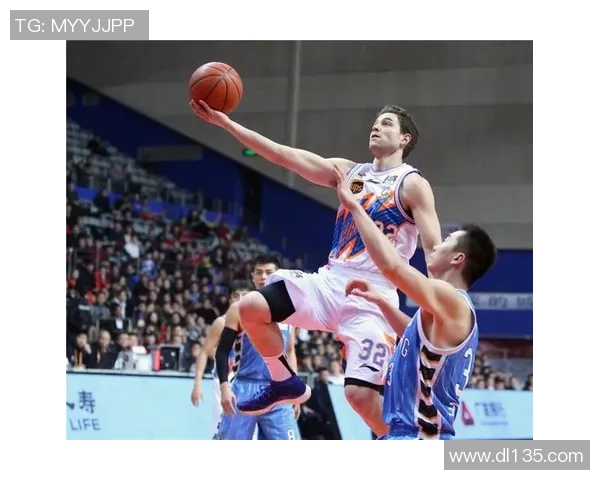 直播盛况与上海上港的精彩对决引发球迷热议与期待